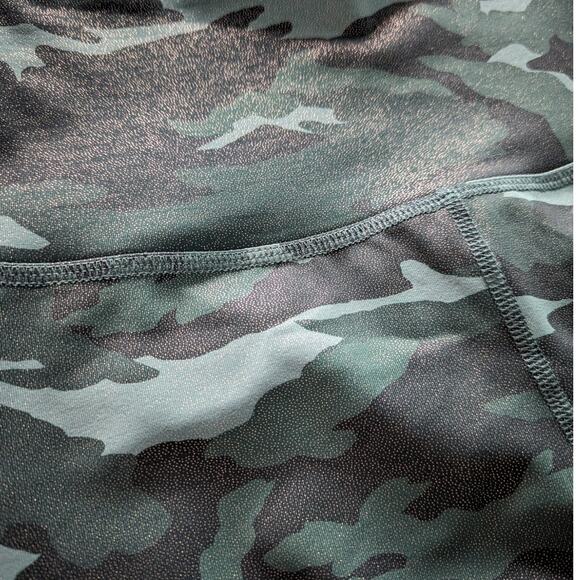 NWT Beyond Yoga Shimmer Green Camo Leggings size Small - Picture 3 of 6